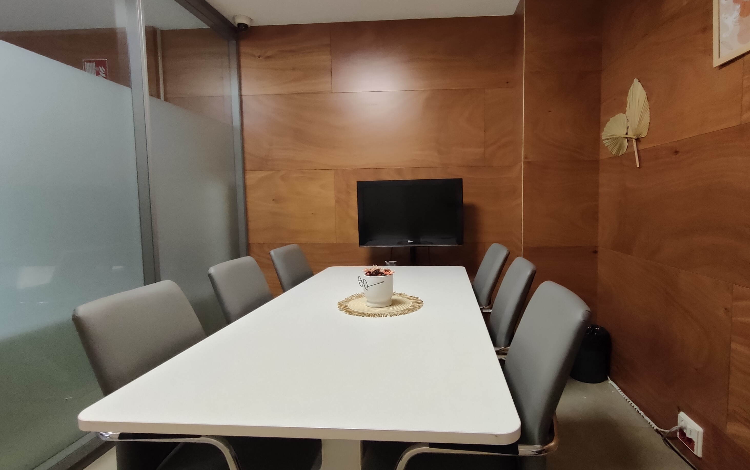 Sala de reuniones con pantalla en The Work Dot