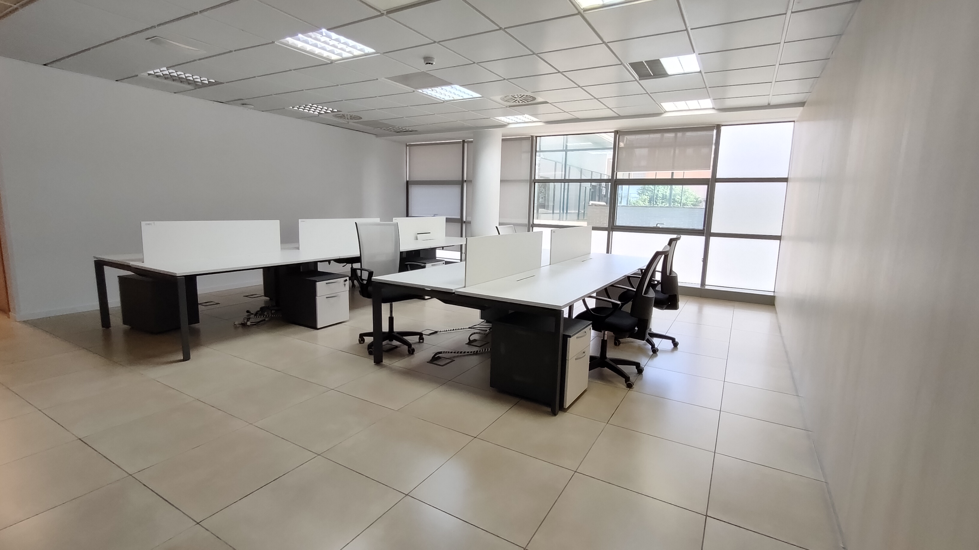 Puestos de coworking junto a ventanas